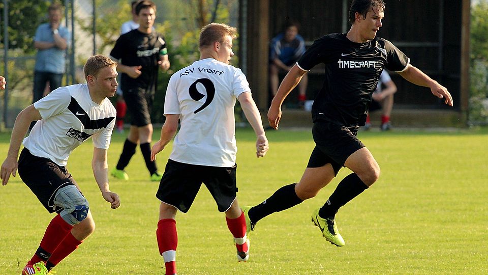 Der ASV Undorf (in weiß) mit einem späten Sieg beim ESV. F: Alexandra Zeitler