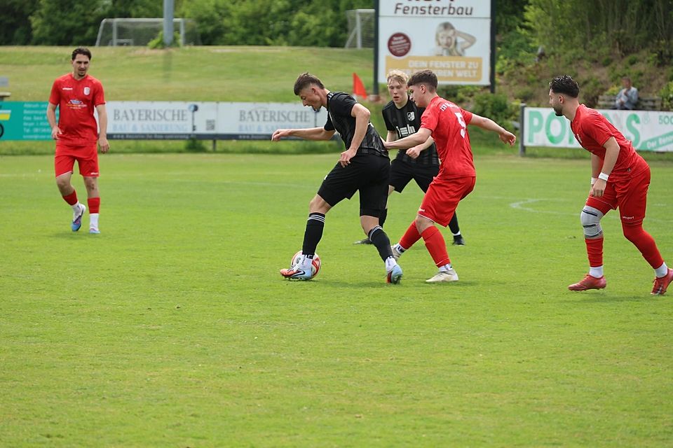Vor dem Spiel war noch nicht sicher, dass Nikola Blagojevic (rotes Trikot) und der TSV 1865 II gesichert sind. Sie unterlagen dem SV Sulzemoos (schwarze Trikots), bleiben aber in der Kreisliga.