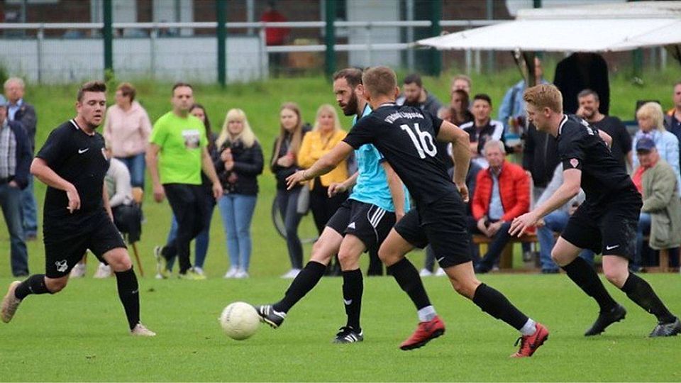 Mit vereinten Kräften gewann Viktoria Lippstadt (in schwarz) auch das Heimspiel gegen den VfL Hörste-Garfeln (in blau) mit 2:1.
