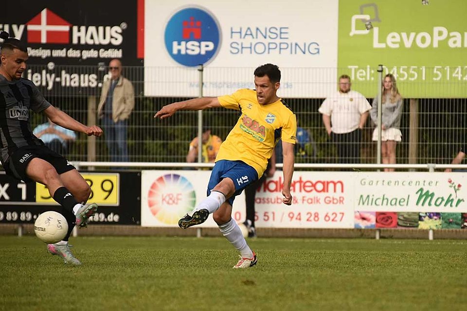 Mirko Boland (SV Todesfelde) gelingt die überaus wichtige Führung in Rotenhof.