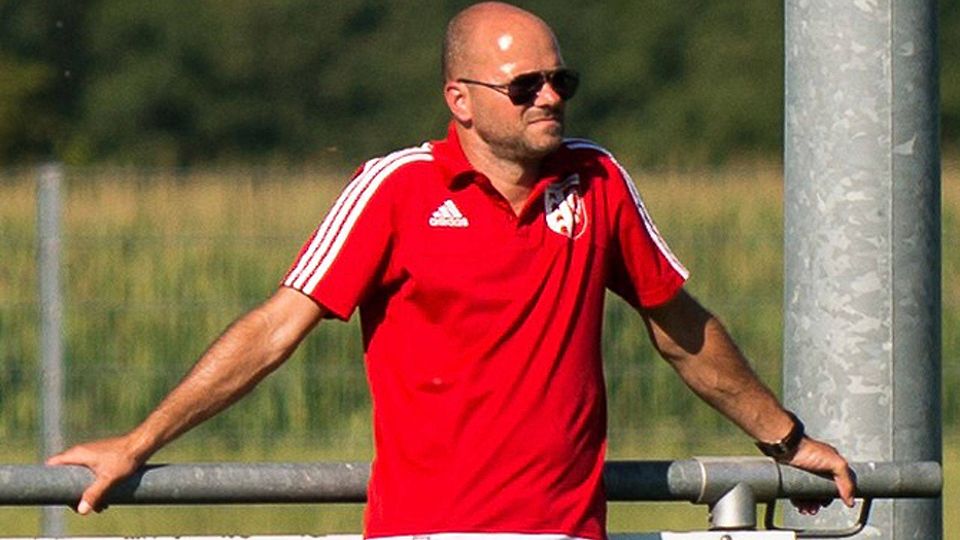 Der Opfinger Trainer Bernd Rupp ist nicht glücklich mit dem Saisonstart. | Foto: Markus Schächtele