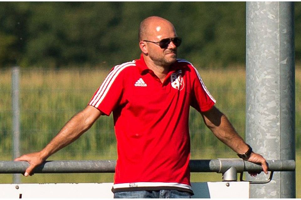 Der Opfinger Trainer Bernd Rupp ist nicht glücklich mit dem Saisonstart. | Foto: Markus Schächtele