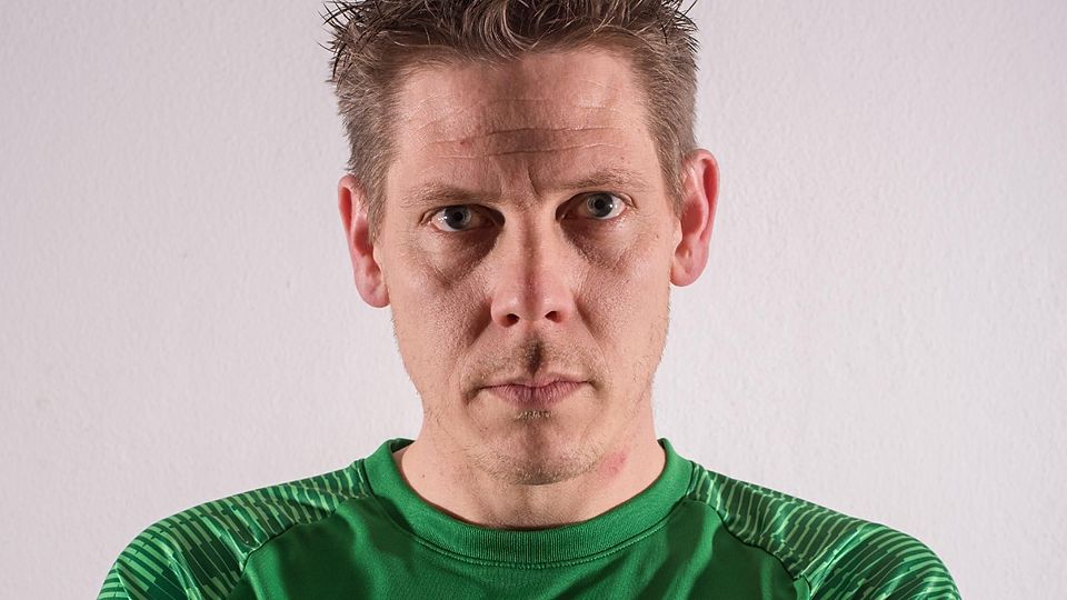 TSV Emmering II-Trainer Manuel Sedlmaier trauert den vergebenen Chancen seiner Mannschaft nach.