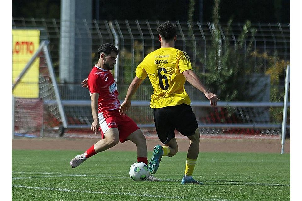 Wormatia-Spielmacher Mert Özkaya (rotes Trikot) erwischte gegen den FC Hertha Wiesbach (hier mit Moritz Ruffing) einen Sahnetag und war an allen vier Toren direkt beteiligt.	Foto: Christine Dirigo/pakalski-press