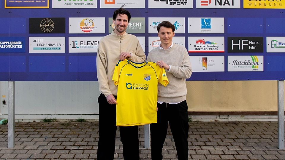 Der Sportliche Leiter Johannes Müller (re.) begrüßt Neuzugang Felix Popp.