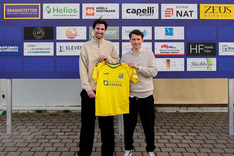 Der Sportliche Leiter Johannes Müller (re.) begrüßt Neuzugang Felix Popp. Der Sportliche Leiter Johannes Müller (re.) begrüßt Neuzugang Felix Popp.