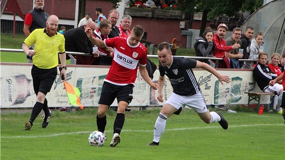 Woffenbachs Patrick Reim (dunkles Trikot) lieferte sich auf der rechten Seite immer wieder rassige Zweikämpfe mit der Weißenburger Defensive.