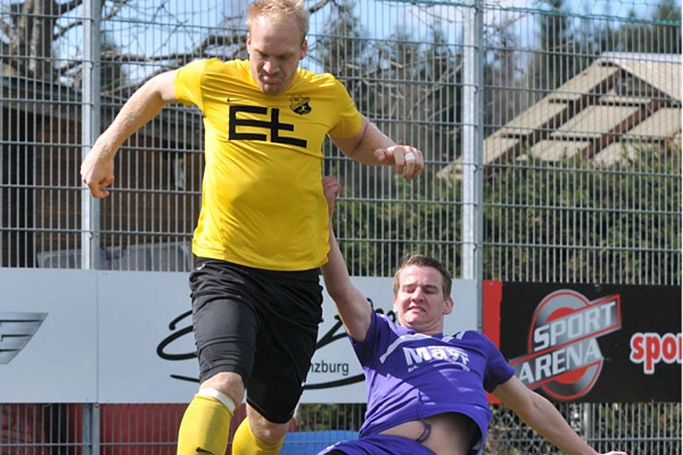 So soll es am Wochenende wieder aussehen: Dominik Bröll (links) im Einsatz für den TSV Leitershofen.  Foto: Andreas Lode