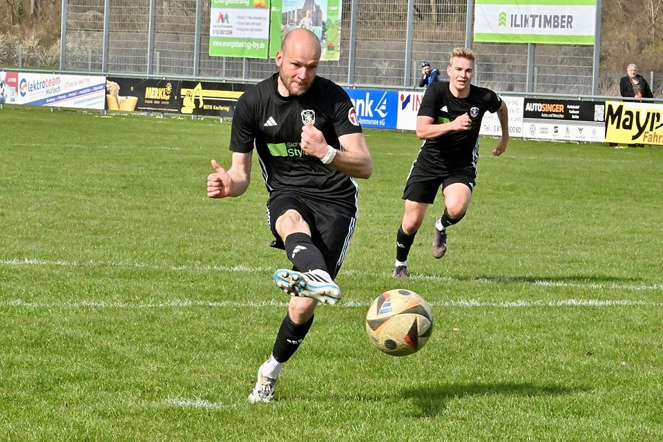 Florian Bucher, frischgebackener Papa, verwandelte den Strafstoß sicher zum 3:0 für den VfL Kaufering.