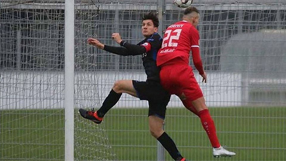 Hatte kurz vor der Pause Pech: Paderborns Kapitän Arber Mustafa (l.) rasselte bei einem Abwehrversuch vor dem 0:1 mit seinem Torwart zusammen. Er zog sich eine Knieverletzung zu und musste ausgewechselt werden. F: Heinemann
