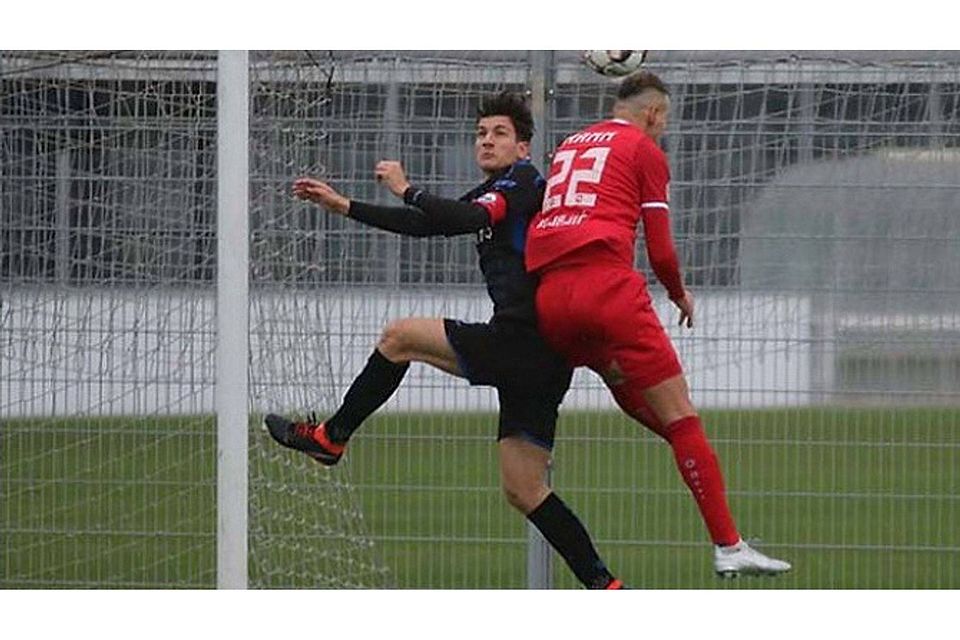 Hatte kurz vor der Pause Pech: Paderborns Kapitän Arber Mustafa (l.) rasselte bei einem Abwehrversuch vor dem 0:1 mit seinem Torwart zusammen. Er zog sich eine Knieverletzung zu und musste ausgewechselt werden. F: Heinemann