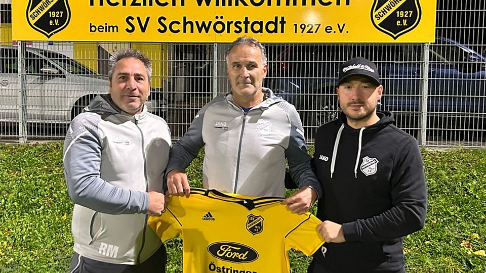 Von links: Spielausschuss Roberto Munno, der neue Trainer Fabio Ferrari und SVS-Vorstand Alexander Burkart | Foto: Verein