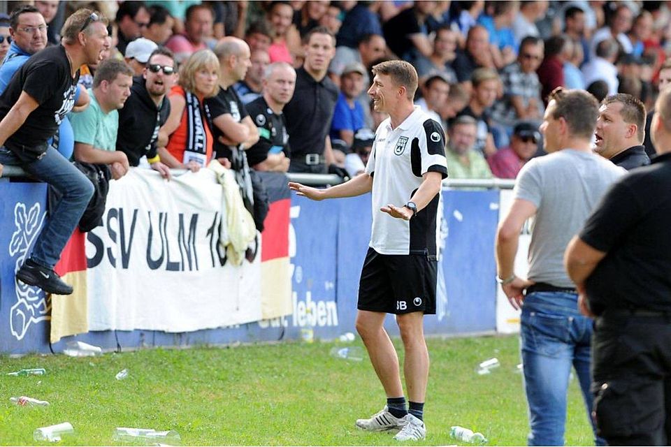 Spatzen-Trainer Stephan Baierl (Mitte) versuchte die Situation zu beruhigen. Dennoch musste die Polizei in Ravensburg eingreifen.