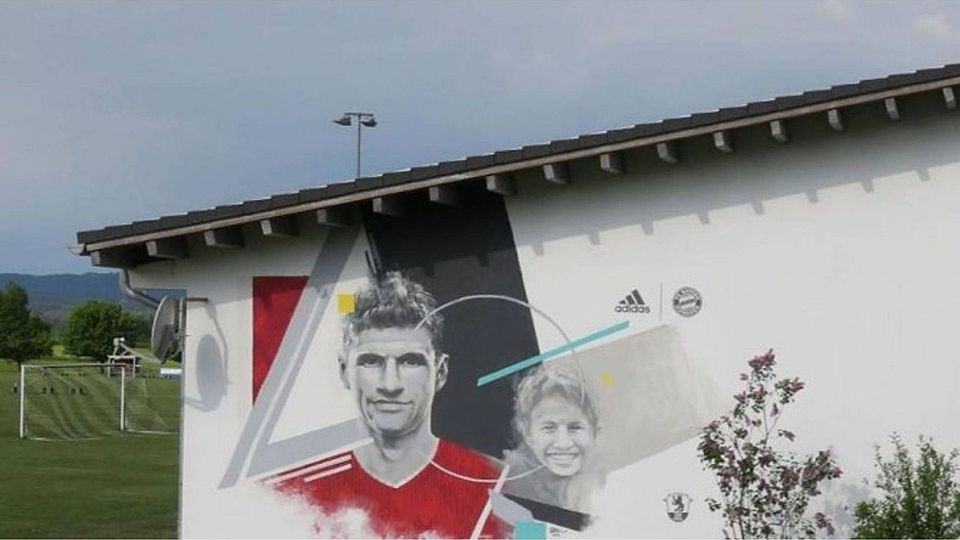 Der doppelte Müller: Die beiden Porträts zieren das Sportheim des TSV Pähl. Foto: TSV Pähl