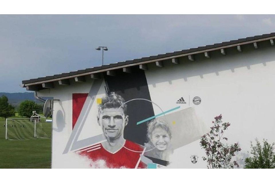 Der doppelte Müller: Die beiden Porträts zieren das Sportheim des TSV Pähl. Foto: TSV Pähl