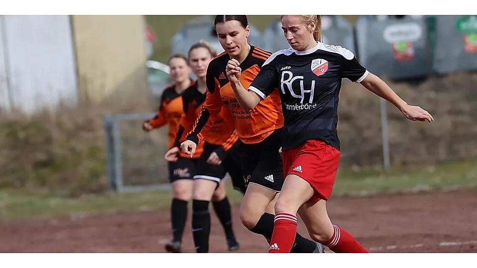  Machen demnächst gemeinsame Sache: Die Fußballerinnen des SV Kickers Erdhausen (orange) und der SG Angelburg bilden ab kommender Saison eine Spielgemeinschaft. (© Lars Hinter) 