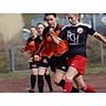  Machen demnächst gemeinsame Sache: Die Fußballerinnen des SV Kickers Erdhausen (orange) und der SG Angelburg bilden ab kommender Saison eine Spielgemeinschaft. (© Lars Hinter) 