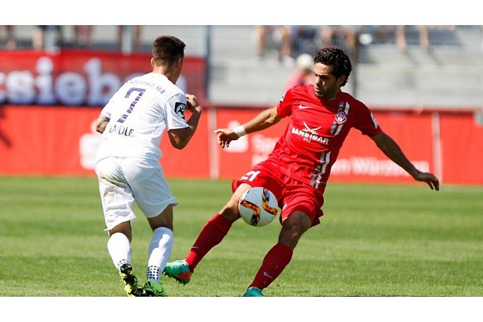Christian Demirtas (re., hier noch als Aktiver) coacht in der kommenden Spielzeit die U23 des FWK - und fungiert zugleich als Co-Trainer der Profis. F: Scheuring