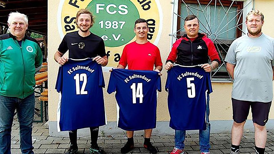FC-Vorsitzender Johann Siegert (li.) und Trainer Thorsten Straßer (re.) begrüßten die Neuzugänge Tobias Ederer, Stefan Malinowski und Christian Werner (v.li.).