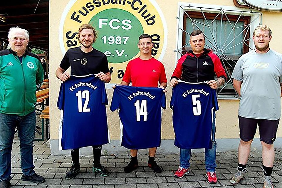 FC-Vorsitzender Johann Siegert (li.) und Trainer Thorsten Straßer (re.) begrüßten die Neuzugänge Tobias Ederer, Stefan Malinowski und Christian Werner (v.li.).