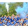 So sehen Meister aus: Die SG Altheim feiert den Aufstieg in die Bezirksliga.  SZ-ArchivFoto: Scherwinski