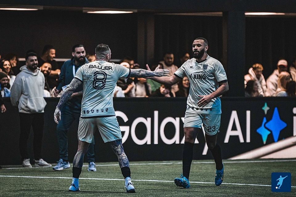 Joshua Sumbunu (r.) spielt für den FC Kosova Düsseldorf und die Käfigtiger. 