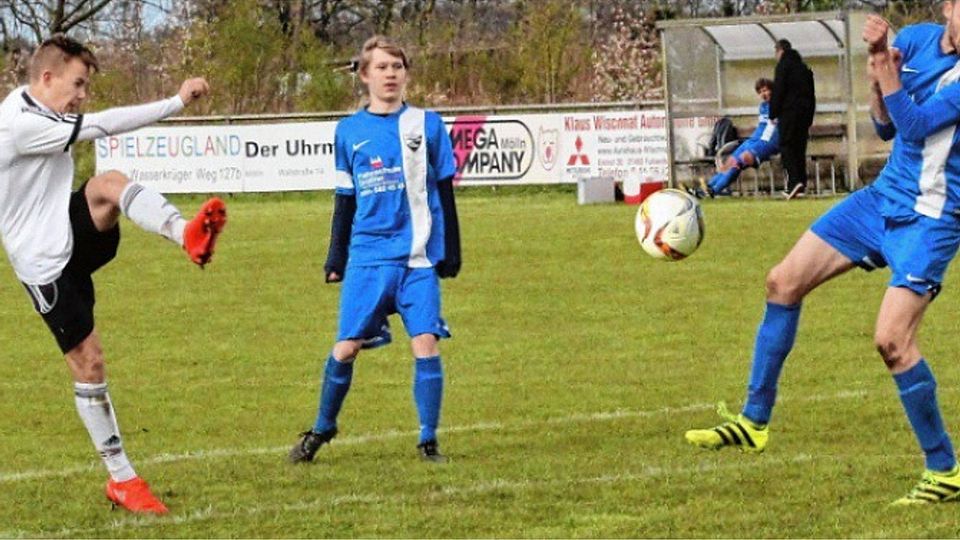 Tor für Gudow: Lennart Burmeister erzielt in dieser Szene seinen dritten Treffer gegen den Krummesser SV. Foto:Lekien