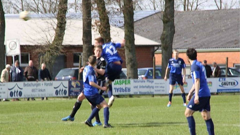 Ihre Kopfballstärke wollen die Merzener, in Blau, auch gegen Lüstringen ausspielen. Archivfoto: Thomas Mönter
