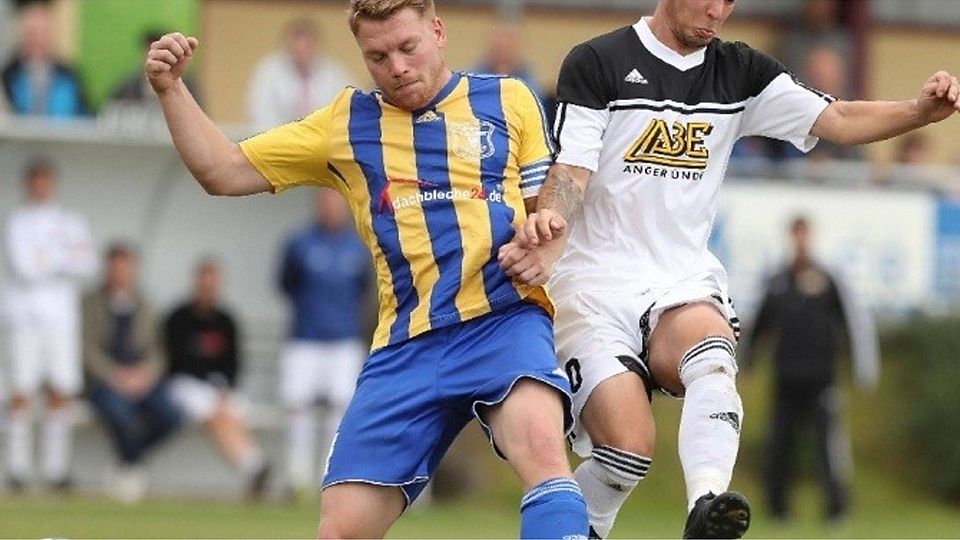 Starke Zweikampfszene: Christopher Baatz (l.) und Grünows Phillip Thiele trafen in mehreren Duellen aufeinander  ©Carola Voigt