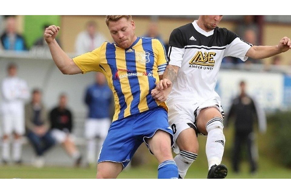 Starke Zweikampfszene: Christopher Baatz (l.) und Grünows Phillip Thiele trafen in mehreren Duellen aufeinander  ©Carola Voigt