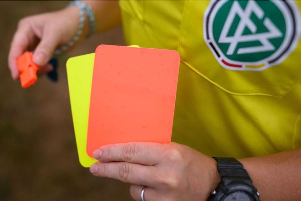 Gelb-Rote Karte oder doch Zehn-Minuten-Strafe? Ab der neuen Saison werden Vergehen für die Zeitstrafe genau definiert.