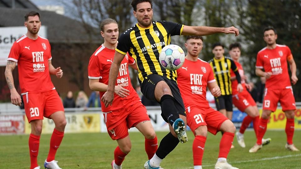 Umringt von den Auggenern Moritz Walther (von links), Maximilian Disch, Tiziano Casalnuovo und Steffen Reinecker kontrolliert Shqipon Bektasi für den VfR Hausen den Ball.