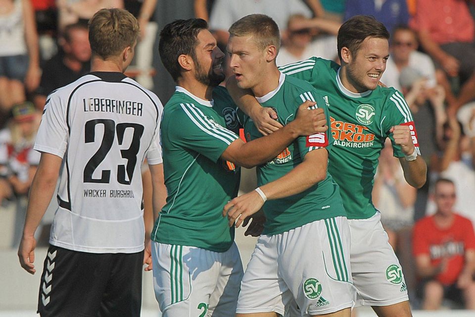 Das frühe 1:0: Maxi Huber und Christian Brückl jubeln mit dem Torschützen Michael Pillmeier. F: Geisler