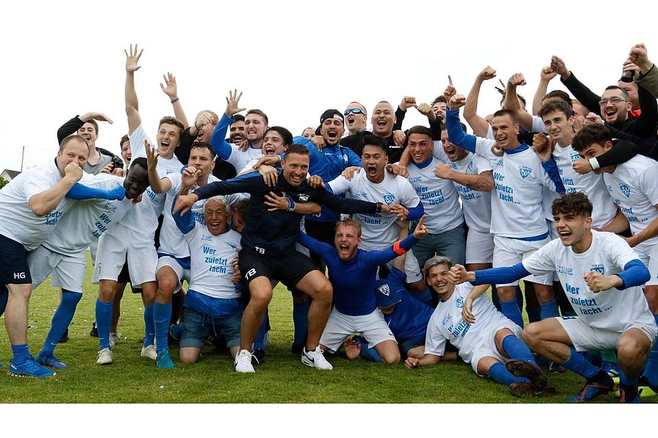 Blau-weißes Jubelmeer: Die Weiler feierten in Durbach ekstatisch die Rückkehr in die Verbandsliga nach fünf Jahren.