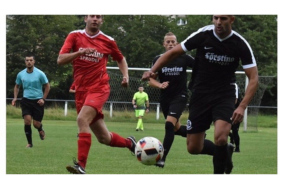 Burak Ilgar (rechts, in der Partie gegen den SV Hofbieber) stand mit seinem VfL Lauterbach bei Titelanwärter FT Fulda auf dem Prüfstand. Der Aufsteiger unterlag allerdings klar mit 2:6.  	Foto: Zinn