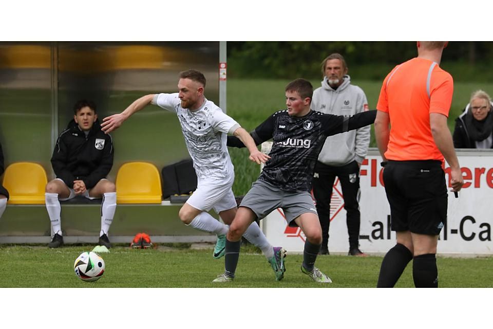 Manuel Brehm (li.) und der TSV Caldern versuchen die „Hürde“ VfL Weidenhausen und Asmir Ibrovic zu nehmen, doch die Gäste lassen den Tabellenzweiten nicht kampflos davonziehen. Manuel Brehm (li.) und der TSV Caldern versuchen die „Hürde“ VfL Weidenhausen und Asmir Ibrovic zu nehmen, doch die Gäste lassen den Tabellenzweiten nicht kampflos davonziehen. © Jens Schmidt