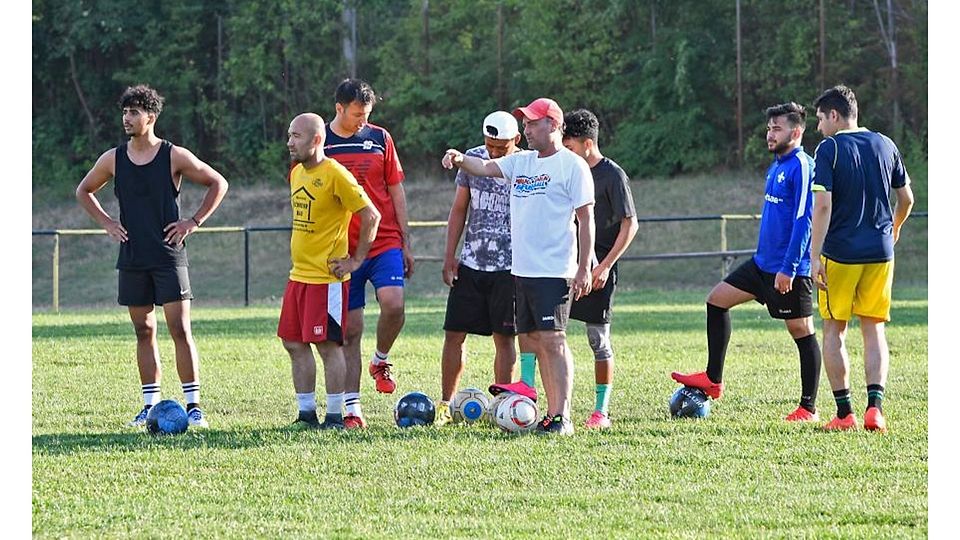 Gründertage: Mert Duyar (in Weiß) bei einer der ersten Einheiten im Sommer 2022.	Foto: Peter Henrich