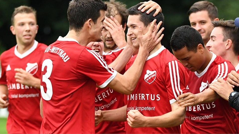 Alle wollen ihn berühren: Marius Zimmermann lässt sich nach dem 1:0 für den SV Au-Wittnau feiern. | Foto: Achim Keller