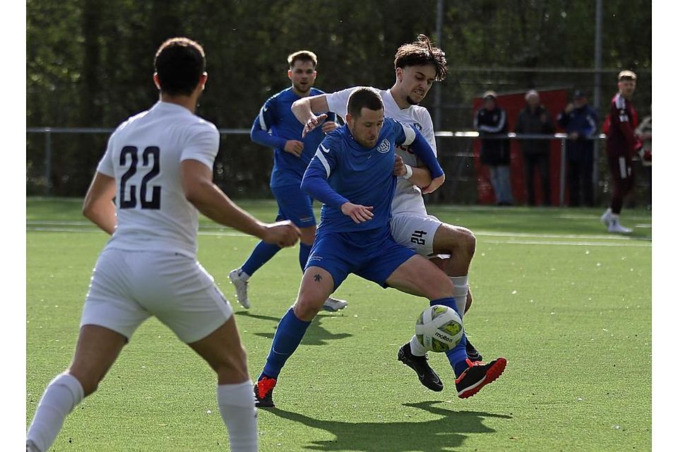 SVH-Urgestein Lars Freese (blaues Trikot), hier im Spitzenspiel im Zweikampf mit dem Mombacher Cem Gökcöl, spielt mit seiner Mannschaft eine formidable Saison.	Foto: Christine Dirigo/pakalski-press