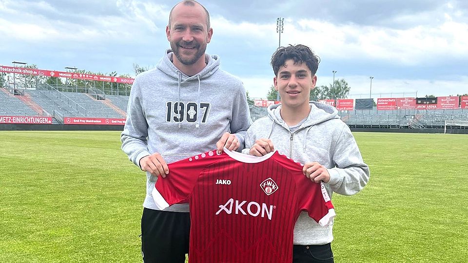 Dorian Deppner (re.) und Sportdirektor Sebastian Neumann besiegeln die weitere Zusammenarbeit mit einem Foto in der AKON-Arena.