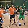Gastgeber ATSV Kelheim (grün) behält die weiße Turnierweste. FC Kelheim (orange) hat das Halbfinale noch im Visier. Foto: Alexander Roloff
