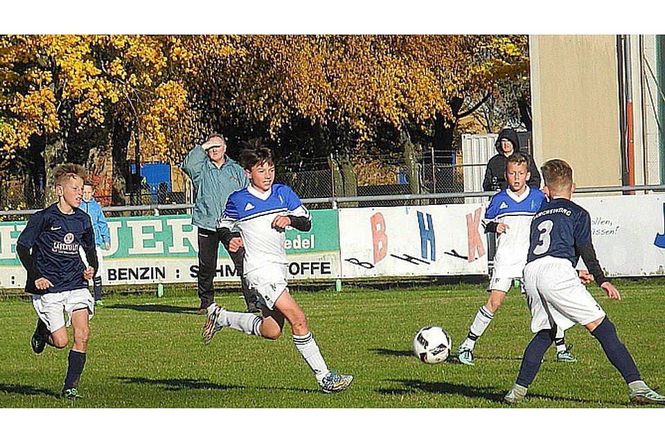 Gelungener Auftakt für die U13 der SpVgg SV Weiden (hier weiße Hosen, weiße Stutzen): Im ersten Punktspiel des neuen Jahres bezwang man den TSV Nittenau durch zwei Treffer in der Schlußphase hochverdient mit 2:0.