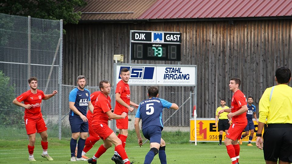 Die DJK Arnschwang (roter Dress) fuhr einen ungefährdeten 4:1-Heimsieg gegen den FC Viehhausen ein.