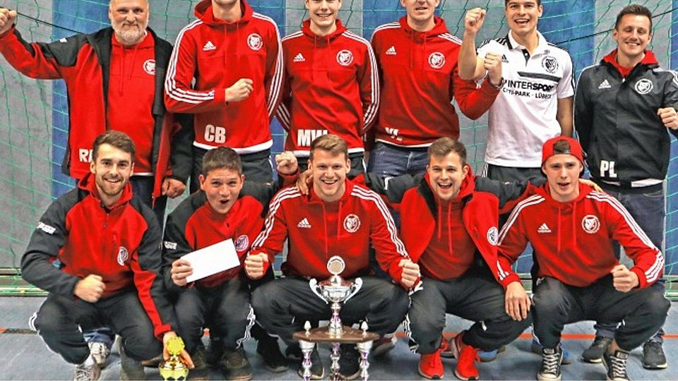 Zum dritten Mal in Folge gewann der SV Preußen Reinfeld den Kurt-Papstein-Cup. Damit kommt der Wanderpokal dauerhaft in den Trophäenschrank der Karpfenstädter. un
