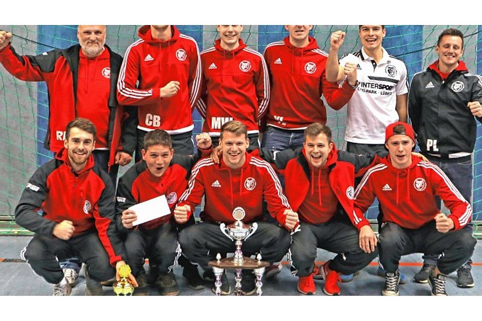 Zum dritten Mal in Folge gewann der SV Preußen Reinfeld den Kurt-Papstein-Cup. Damit kommt der Wanderpokal dauerhaft in den Trophäenschrank der Karpfenstädter. un