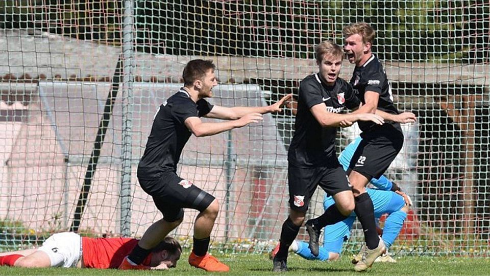 Tobias Lemnerger (zweiter von rechts) sucht beim FC Sturm Hauzenberg eine neue sportliche Herausforderung F: Hofer