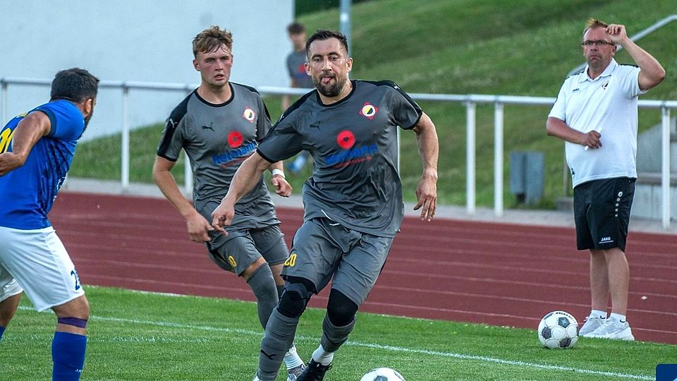 Martin Wiederhold (am Ball) ist mit seiner Erfahrung und als spielender Co-Trainer der verlängerte Arm von Coach Steven Geller (hinten rechts).