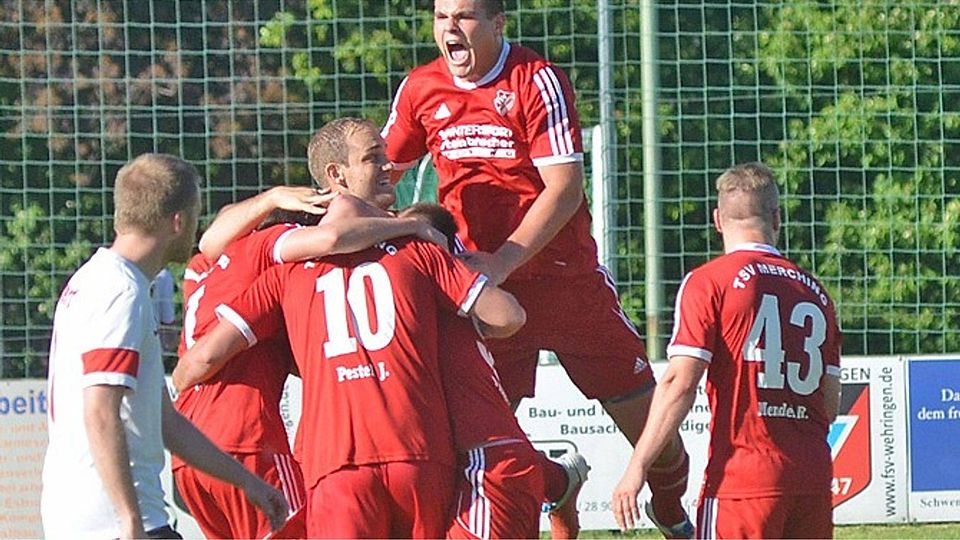 Jubelschreie: Die Spieler des TSV Merching feiern beim 3:0 im Relegationsspiel gegen Fischach den Aufstieg in die Kreisklasse. Für einen Merchinger ist es ein ganz besonderes Abschiedsgeschenk.  Foto: Peter Kleist