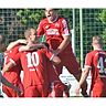 Jubelschreie: Die Spieler des TSV Merching feiern beim 3:0 im Relegationsspiel gegen Fischach den Aufstieg in die Kreisklasse. Für einen Merchinger ist es ein ganz besonderes Abschiedsgeschenk.  Foto: Peter Kleist