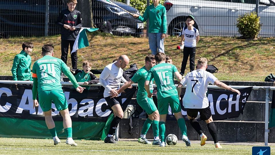 FC Alsbach (grün) blieb gegen den Meister chancenlos.